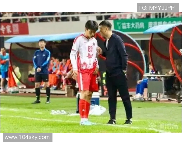 国内足球明星访谈节目揭秘球员背后的故事与奋斗历程